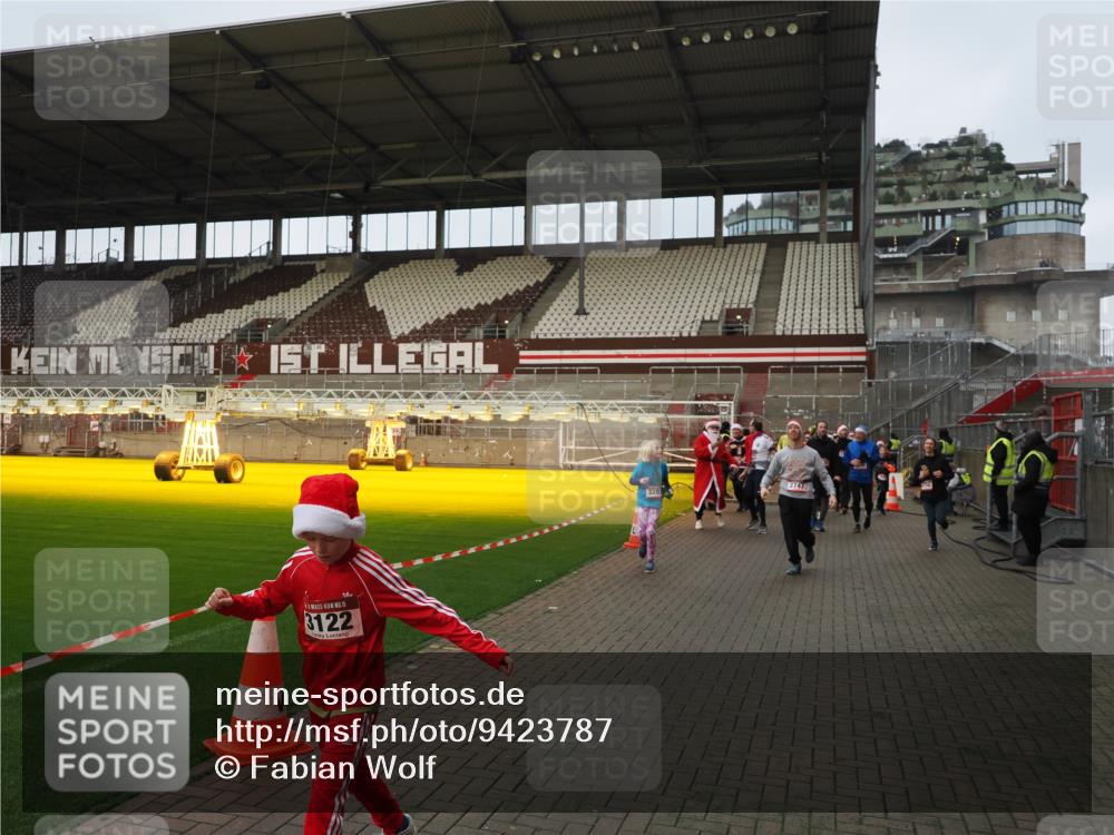 07.12.2025 - St. Pauli X-Mass-Run No. 15 Fabian Wolf http://msf.ph/oto/9423787 07.12.2025 12:03:11 Ziel 267, 2610, 2747, 2822, 2834, 2843, 3122, 3125, 3130, 3134, 3281, 3282, 3941, 4024, 4243, 4244, 4747, 4750, 4751 meine-sportfotos.de
