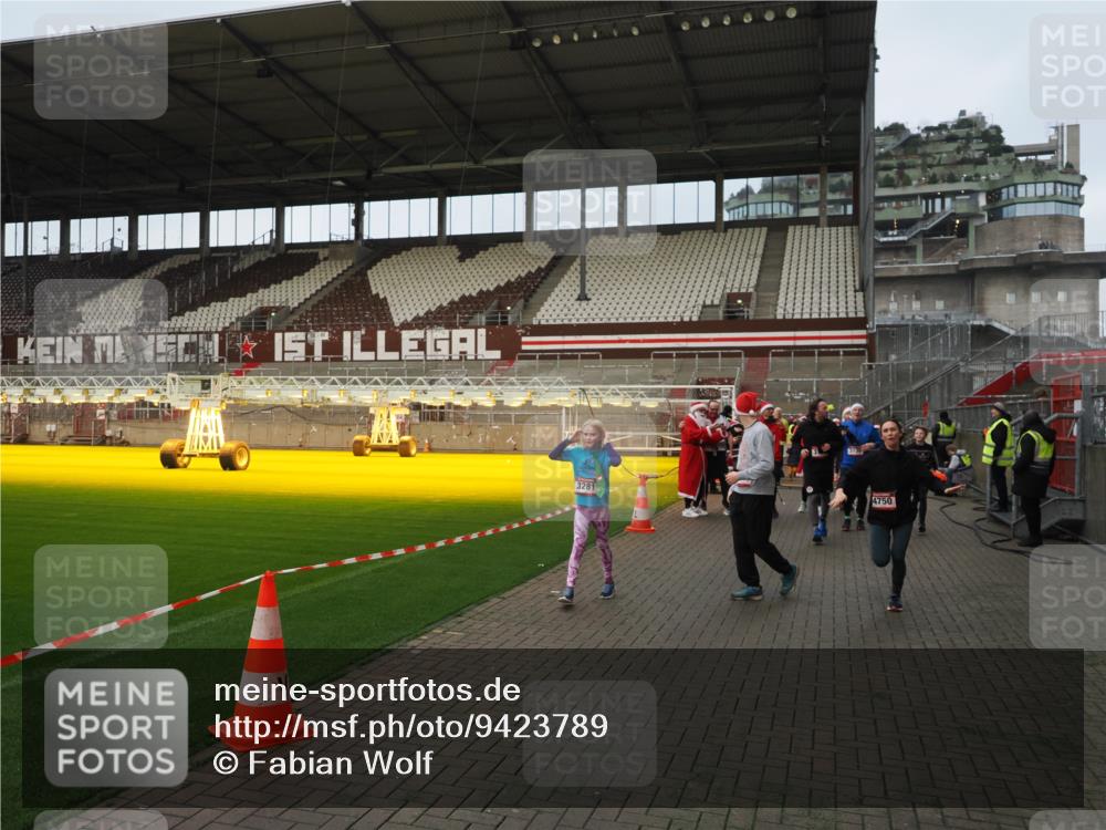 07.12.2025 - St. Pauli X-Mass-Run No. 15 Fabian Wolf http://msf.ph/oto/9423789 07.12.2025 12:03:12 Ziel 267, 2610, 2747, 2822, 2834, 2843, 3122, 3125, 3130, 3134, 3281, 3282, 3937, 3941, 3943, 4024, 4243, 4244, 4741, 4747, 4750, 4751 meine-sportfotos.de
