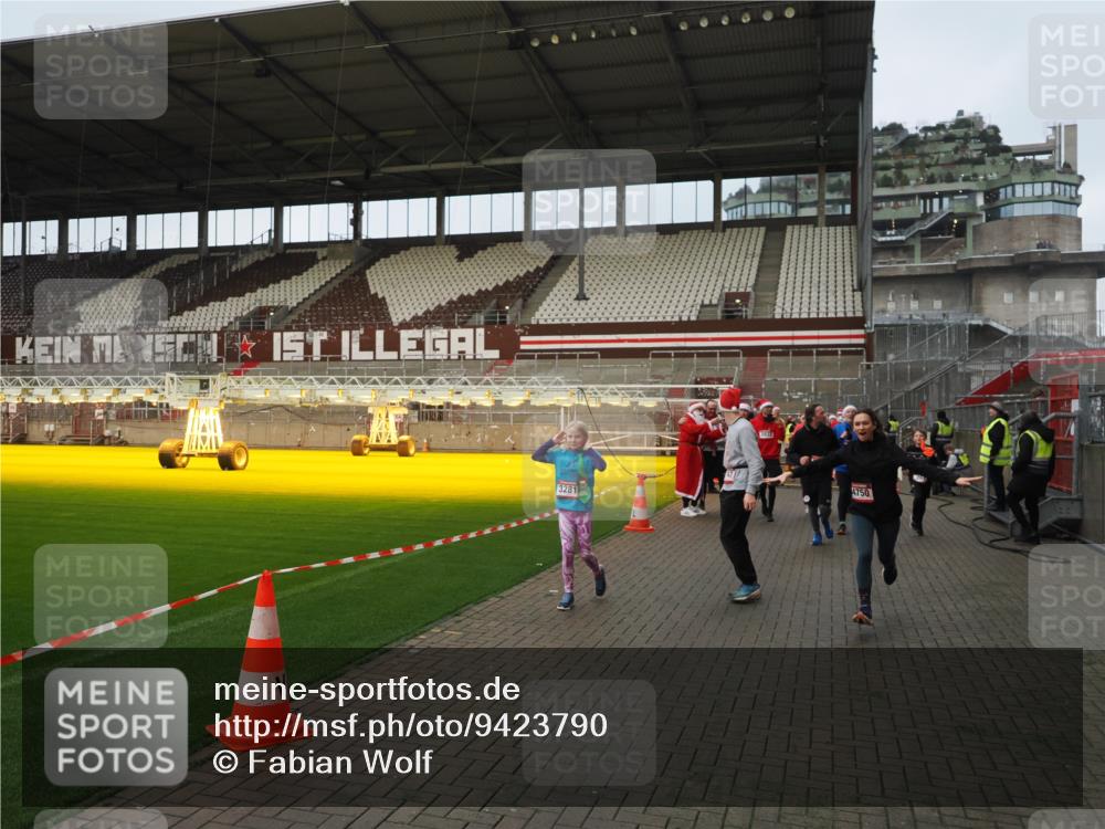 07.12.2025 - St. Pauli X-Mass-Run No. 15 Fabian Wolf http://msf.ph/oto/9423790 07.12.2025 12:03:13 Ziel 267, 2610, 2747, 2822, 2834, 2843, 3122, 3125, 3130, 3134, 3281, 3282, 3937, 3941, 3943, 4024, 4243, 4244, 4741, 4747, 4750, 4751 meine-sportfotos.de