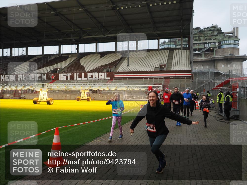 07.12.2025 - St. Pauli X-Mass-Run No. 15 Fabian Wolf http://msf.ph/oto/9423794 07.12.2025 12:03:13 Ziel 267, 2610, 2747, 2822, 2834, 2843, 3122, 3125, 3130, 3134, 3281, 3282, 3937, 3941, 3943, 4024, 4243, 4244, 4741, 4747, 4750, 4751 meine-sportfotos.de
