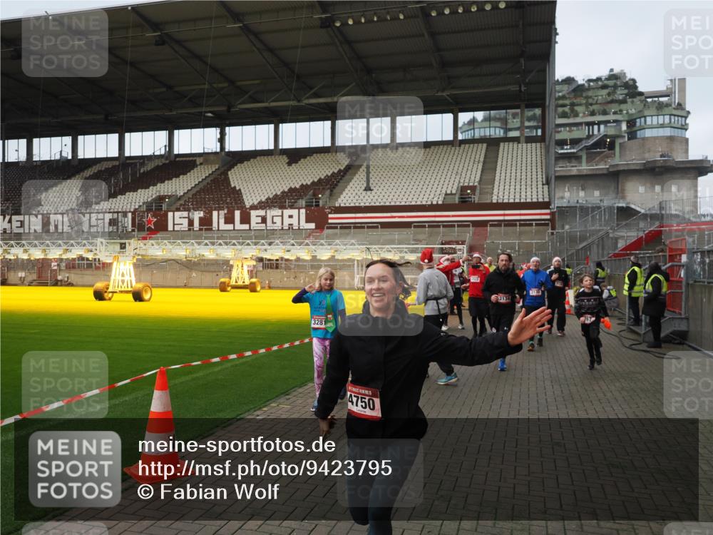07.12.2025 - St. Pauli X-Mass-Run No. 15 Fabian Wolf http://msf.ph/oto/9423795 07.12.2025 12:03:14 Ziel 267, 2610, 2747, 2822, 2834, 2843, 3122, 3125, 3130, 3134, 3281, 3282, 3937, 3941, 3943, 4024, 4243, 4244, 4741, 4747, 4750, 4751 meine-sportfotos.de
