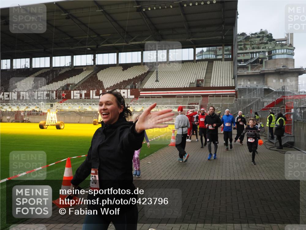 07.12.2025 - St. Pauli X-Mass-Run No. 15 Fabian Wolf http://msf.ph/oto/9423796 07.12.2025 12:03:14 Ziel 267, 2610, 2747, 2822, 2834, 2843, 3122, 3125, 3130, 3134, 3281, 3282, 3937, 3941, 3943, 4024, 4243, 4244, 4741, 4747, 4750, 4751 meine-sportfotos.de