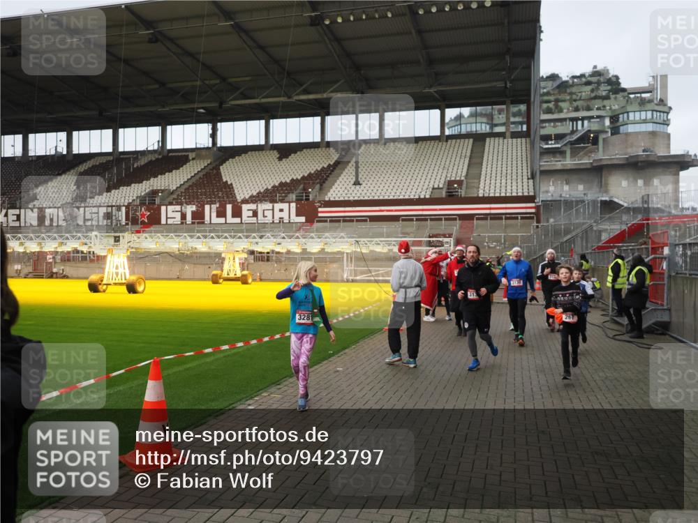 07.12.2025 - St. Pauli X-Mass-Run No. 15 Fabian Wolf http://msf.ph/oto/9423797 07.12.2025 12:03:14 Ziel 267, 2610, 2747, 2822, 2834, 2843, 3122, 3125, 3130, 3134, 3281, 3282, 3937, 3941, 3943, 4024, 4243, 4244, 4741, 4747, 4750, 4751 meine-sportfotos.de