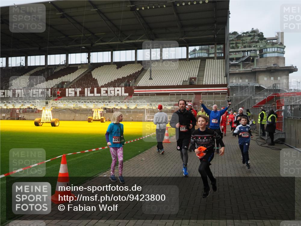 07.12.2025 - St. Pauli X-Mass-Run No. 15 Fabian Wolf http://msf.ph/oto/9423800 07.12.2025 12:03:15 Ziel 267, 2610, 2747, 2822, 2834, 2843, 3122, 3125, 3130, 3134, 3281, 3282, 3937, 3941, 3943, 4024, 4243, 4244, 4741, 4747, 4750, 4751 meine-sportfotos.de