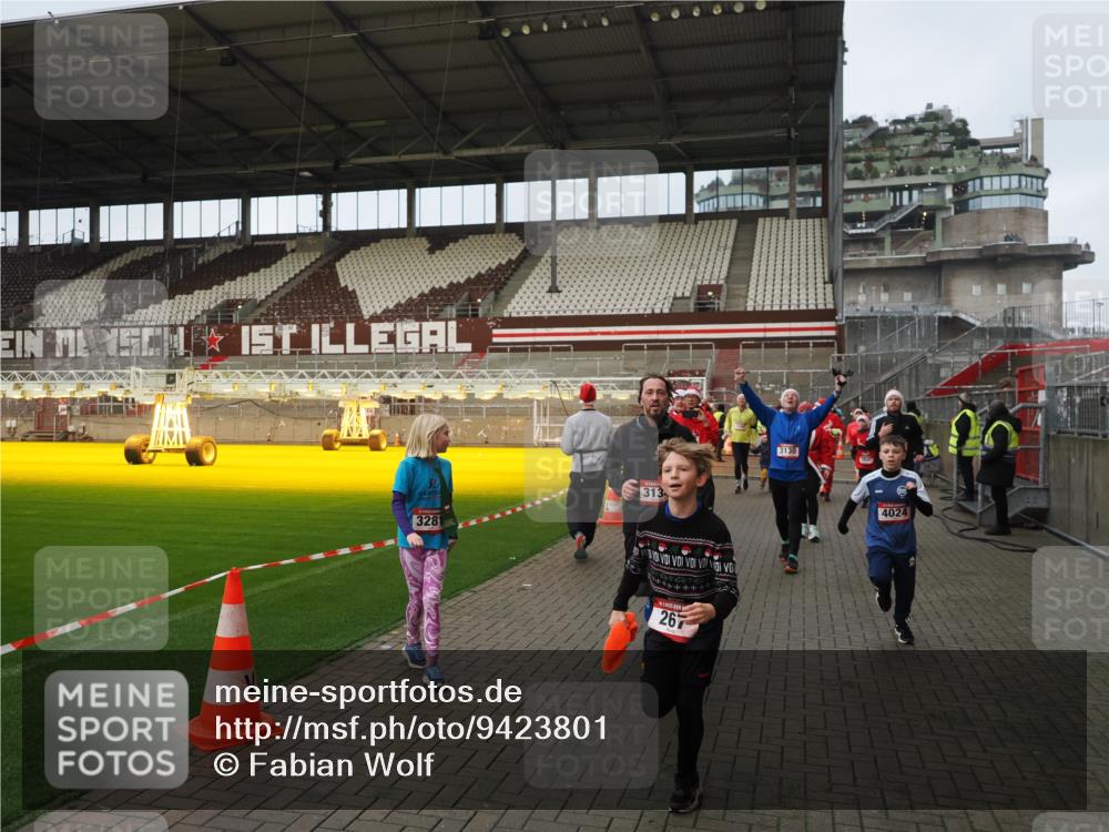 07.12.2025 - St. Pauli X-Mass-Run No. 15 Fabian Wolf http://msf.ph/oto/9423801 07.12.2025 12:03:15 Ziel 267, 2610, 2747, 2822, 2834, 2843, 3122, 3125, 3130, 3134, 3281, 3282, 3937, 3941, 3943, 4024, 4243, 4244, 4741, 4747, 4750, 4751 meine-sportfotos.de