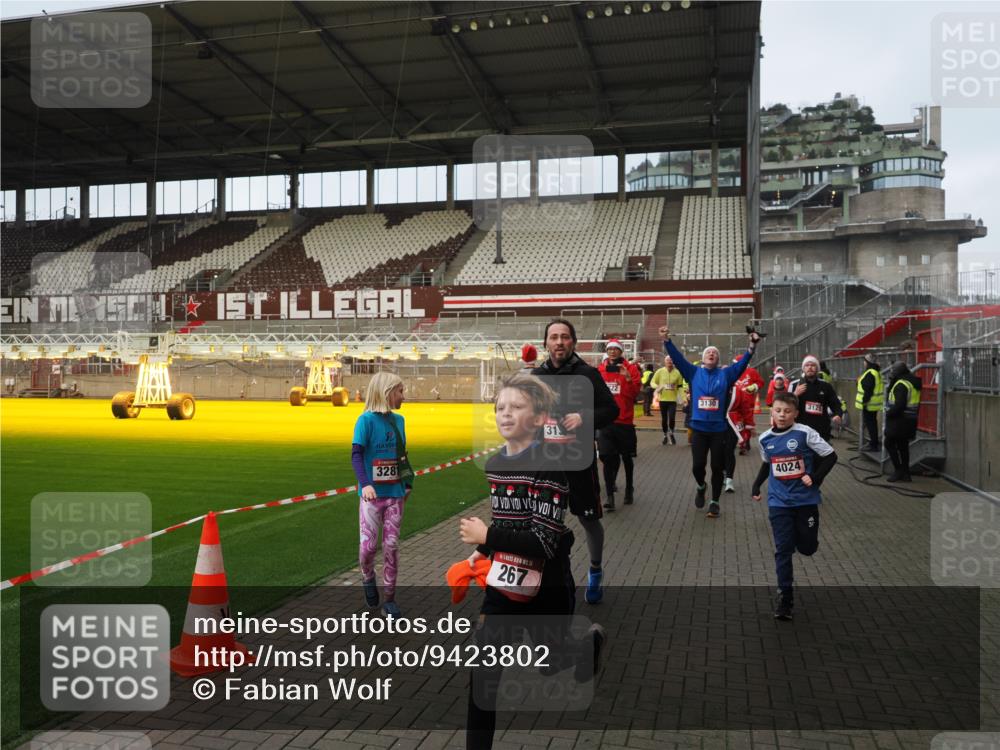 07.12.2025 - St. Pauli X-Mass-Run No. 15 Fabian Wolf http://msf.ph/oto/9423802 07.12.2025 12:03:15 Ziel 267, 2610, 2747, 2822, 2834, 2843, 3122, 3125, 3130, 3134, 3281, 3282, 3937, 3941, 3943, 4024, 4243, 4244, 4741, 4747, 4750, 4751 meine-sportfotos.de
