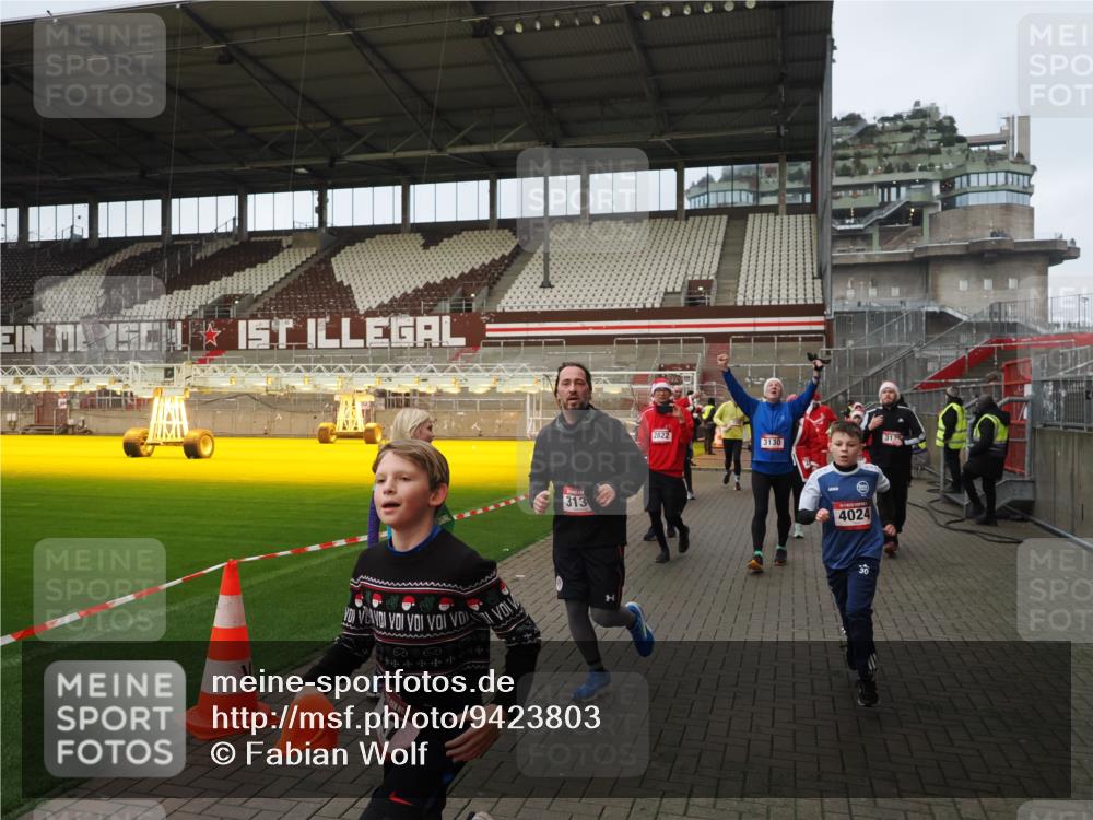07.12.2025 - St. Pauli X-Mass-Run No. 15 Fabian Wolf http://msf.ph/oto/9423803 07.12.2025 12:03:16 Ziel 267, 2610, 2747, 2822, 2834, 2843, 3122, 3125, 3130, 3134, 3281, 3282, 3937, 3941, 3943, 4024, 4243, 4244, 4732, 4741, 4747, 4750, 4751 meine-sportfotos.de