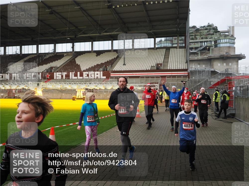 07.12.2025 - St. Pauli X-Mass-Run No. 15 Fabian Wolf http://msf.ph/oto/9423804 07.12.2025 12:03:16 Ziel 267, 2610, 2747, 2822, 2834, 2843, 3122, 3125, 3130, 3134, 3281, 3282, 3937, 3941, 3943, 4024, 4243, 4244, 4732, 4741, 4747, 4750, 4751 meine-sportfotos.de