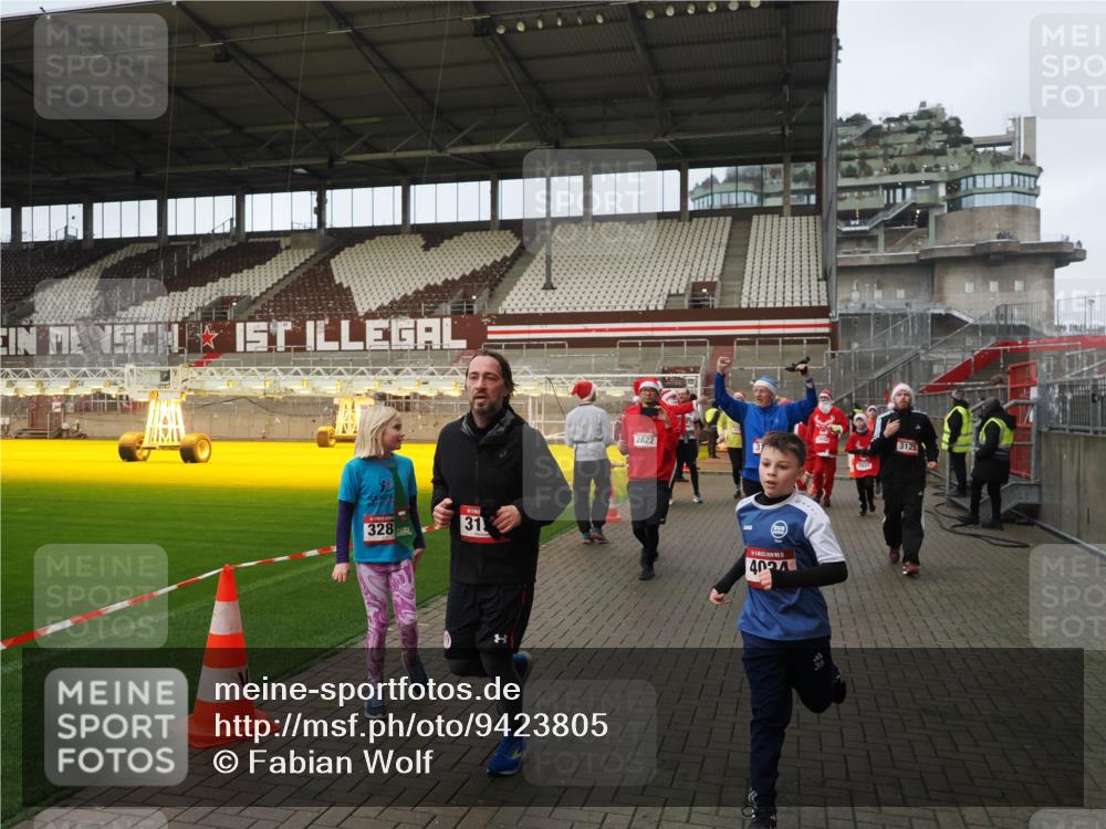 07.12.2025 - St. Pauli X-Mass-Run No. 15 Fabian Wolf http://msf.ph/oto/9423805 07.12.2025 12:03:16 Ziel 267, 2610, 2747, 2822, 2834, 2843, 3122, 3125, 3130, 3134, 3281, 3282, 3937, 3941, 3943, 4024, 4243, 4244, 4732, 4741, 4747, 4750, 4751 meine-sportfotos.de