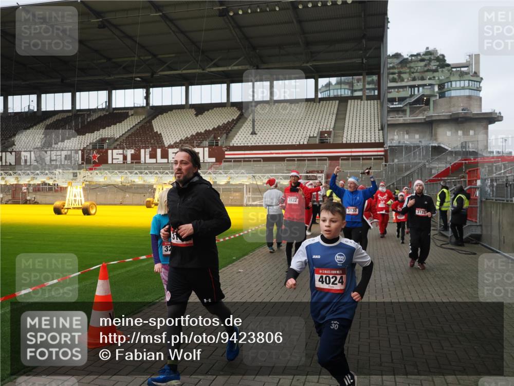 07.12.2025 - St. Pauli X-Mass-Run No. 15 Fabian Wolf http://msf.ph/oto/9423806 07.12.2025 12:03:16 Ziel 267, 2610, 2747, 2822, 2834, 2843, 3122, 3125, 3130, 3134, 3281, 3282, 3937, 3941, 3943, 4024, 4243, 4244, 4732, 4741, 4747, 4750, 4751 meine-sportfotos.de