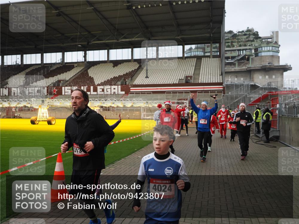 07.12.2025 - St. Pauli X-Mass-Run No. 15 Fabian Wolf http://msf.ph/oto/9423807 07.12.2025 12:03:16 Ziel 267, 2610, 2747, 2822, 2834, 2843, 3122, 3125, 3130, 3134, 3281, 3282, 3937, 3941, 3943, 4024, 4243, 4244, 4732, 4741, 4747, 4750, 4751 meine-sportfotos.de