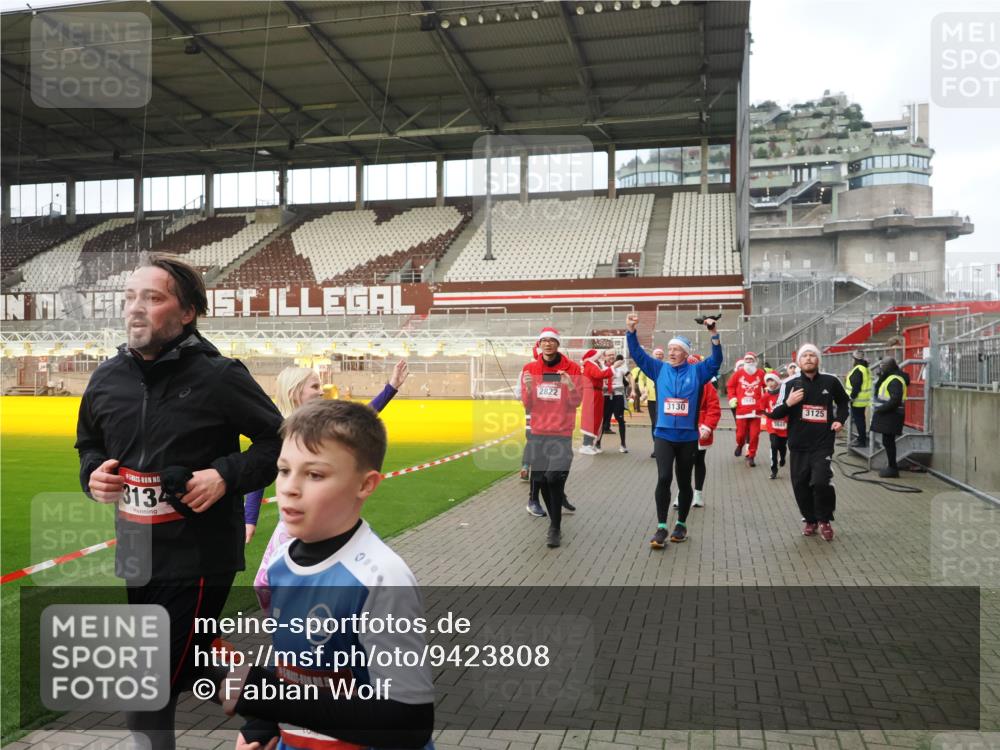07.12.2025 - St. Pauli X-Mass-Run No. 15 Fabian Wolf http://msf.ph/oto/9423808 07.12.2025 12:03:17 Ziel 267, 2610, 2747, 2822, 2834, 2843, 3122, 3125, 3130, 3134, 3281, 3282, 3937, 3941, 3943, 4024, 4243, 4244, 4732, 4741, 4747, 4750, 4751 meine-sportfotos.de
