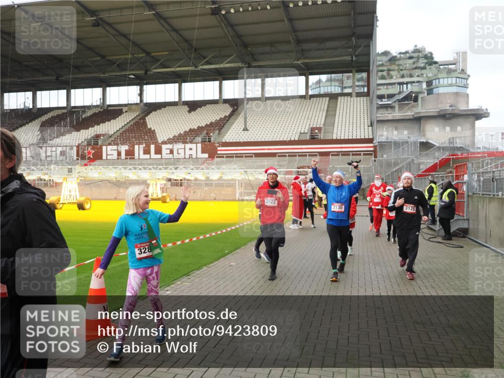 07.12.2025 - St. Pauli X-Mass-Run No. 15 Fabian Wolf http://msf.ph/oto/9423809 07.12.2025 12:03:17 Ziel 267, 2610, 2747, 2822, 2834, 2843, 3122, 3125, 3130, 3134, 3281, 3282, 3937, 3941, 3943, 4024, 4243, 4244, 4732, 4741, 4747, 4750, 4751 meine-sportfotos.de