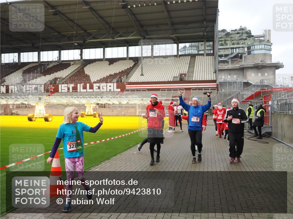 07.12.2025 - St. Pauli X-Mass-Run No. 15 Fabian Wolf http://msf.ph/oto/9423810 07.12.2025 12:03:17 Ziel 267, 2610, 2747, 2822, 2834, 2843, 3122, 3125, 3130, 3134, 3281, 3282, 3937, 3941, 3943, 4024, 4243, 4244, 4732, 4741, 4747, 4750, 4751 meine-sportfotos.de