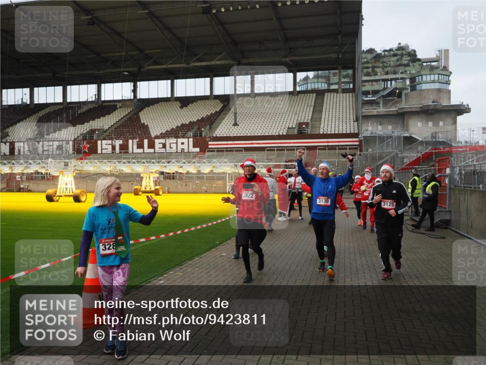 07.12.2025 - St. Pauli X-Mass-Run No. 15 Fabian Wolf http://msf.ph/oto/9423811 07.12.2025 12:03:17 Ziel 267, 2610, 2747, 2822, 2834, 2843, 3122, 3125, 3130, 3134, 3281, 3282, 3937, 3941, 3943, 4024, 4243, 4244, 4732, 4741, 4747, 4750, 4751 meine-sportfotos.de