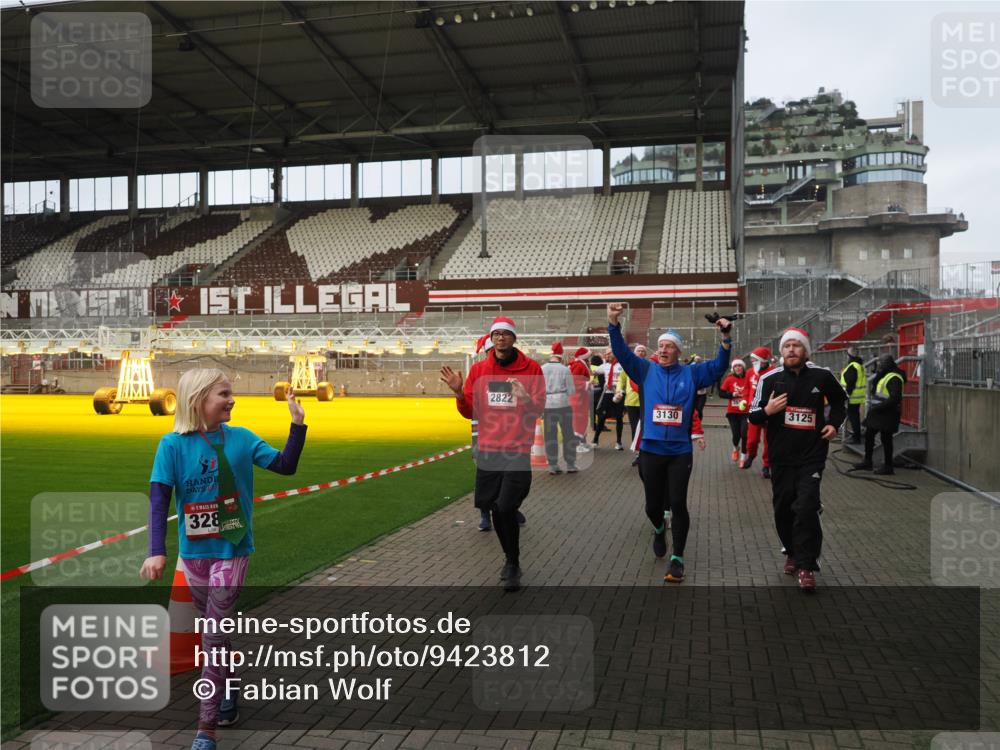 07.12.2025 - St. Pauli X-Mass-Run No. 15 Fabian Wolf http://msf.ph/oto/9423812 07.12.2025 12:03:17 Ziel 267, 2610, 2747, 2822, 2834, 2843, 3122, 3125, 3130, 3134, 3281, 3282, 3937, 3941, 3943, 4024, 4243, 4244, 4732, 4741, 4747, 4750, 4751 meine-sportfotos.de