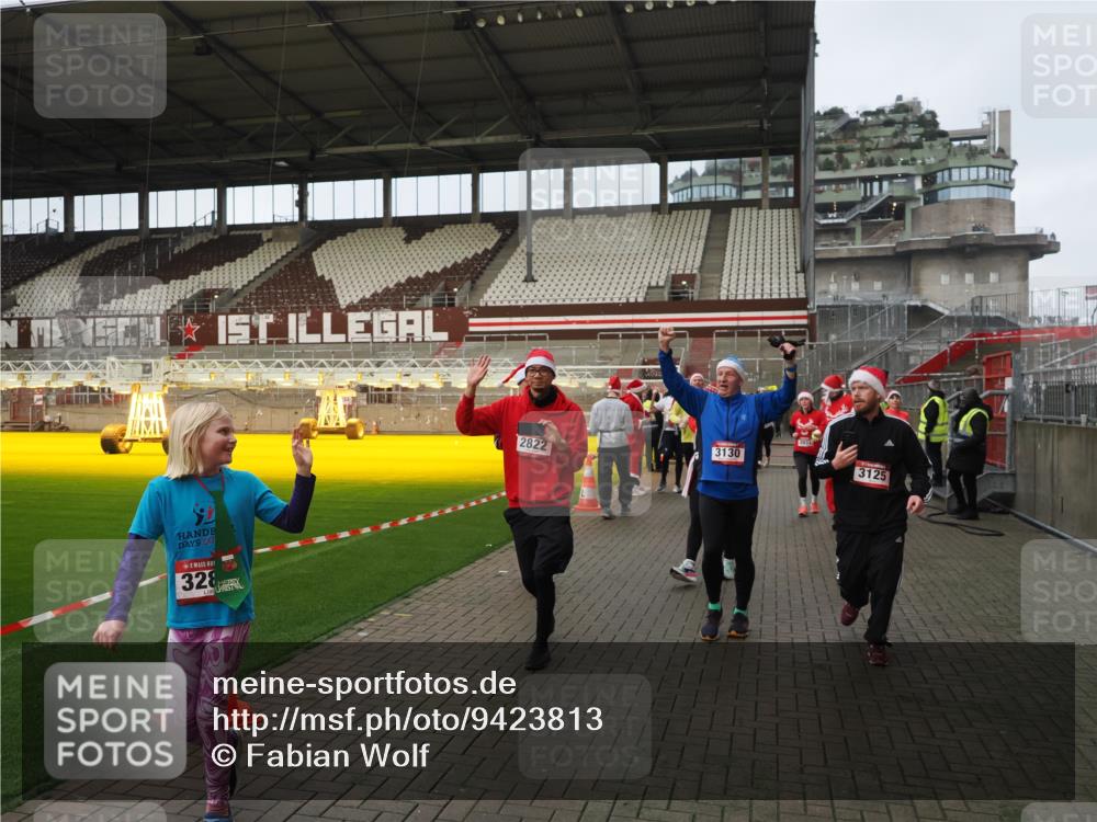 07.12.2025 - St. Pauli X-Mass-Run No. 15 Fabian Wolf http://msf.ph/oto/9423813 07.12.2025 12:03:18 Ziel 267, 2610, 2747, 2822, 2834, 2843, 3122, 3125, 3130, 3134, 3281, 3282, 3937, 3941, 3943, 4024, 4243, 4244, 4732, 4741, 4747, 4750, 4751 meine-sportfotos.de