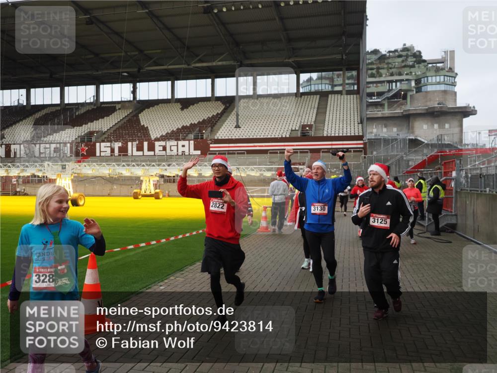 07.12.2025 - St. Pauli X-Mass-Run No. 15 Fabian Wolf http://msf.ph/oto/9423814 07.12.2025 12:03:18 Ziel 267, 2610, 2747, 2822, 2834, 2843, 3122, 3125, 3130, 3134, 3281, 3282, 3937, 3941, 3943, 4024, 4243, 4244, 4732, 4741, 4747, 4750, 4751 meine-sportfotos.de