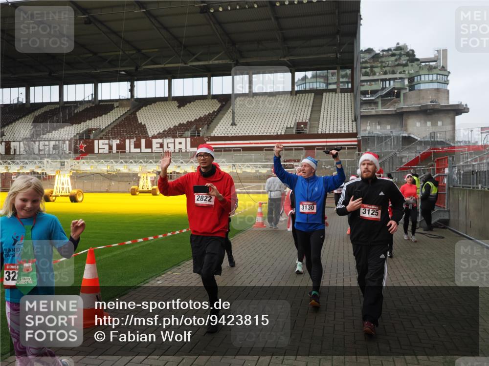 07.12.2025 - St. Pauli X-Mass-Run No. 15 Fabian Wolf http://msf.ph/oto/9423815 07.12.2025 12:03:18 Ziel 267, 2610, 2747, 2822, 2834, 2843, 3122, 3125, 3130, 3134, 3281, 3282, 3937, 3941, 3943, 4024, 4243, 4244, 4732, 4741, 4747, 4750, 4751 meine-sportfotos.de