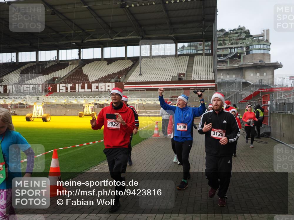 07.12.2025 - St. Pauli X-Mass-Run No. 15 Fabian Wolf http://msf.ph/oto/9423816 07.12.2025 12:03:18 Ziel 267, 2610, 2747, 2822, 2834, 2843, 3122, 3125, 3130, 3134, 3281, 3282, 3937, 3941, 3943, 4024, 4243, 4244, 4732, 4741, 4747, 4750, 4751 meine-sportfotos.de