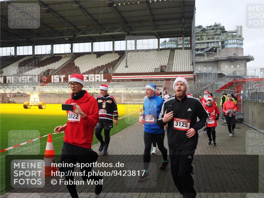 07.12.2025 - St. Pauli X-Mass-Run No. 15 Fabian Wolf http://msf.ph/oto/9423817 07.12.2025 12:03:19 Ziel 267, 2610, 2747, 2822, 2834, 2843, 3122, 3125, 3130, 3134, 3281, 3282, 3937, 3941, 3943, 4024, 4243, 4244, 4732, 4741, 4747, 4750, 4751, 5007 meine-sportfotos.de