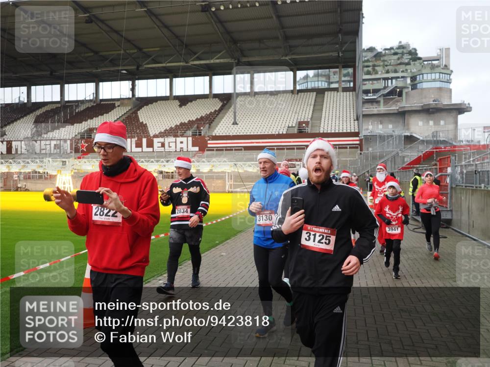 07.12.2025 - St. Pauli X-Mass-Run No. 15 Fabian Wolf http://msf.ph/oto/9423818 07.12.2025 12:03:19 Ziel 267, 2610, 2747, 2822, 2834, 2843, 3122, 3125, 3130, 3134, 3281, 3282, 3937, 3941, 3943, 4024, 4243, 4244, 4732, 4741, 4747, 4750, 4751, 5007 meine-sportfotos.de