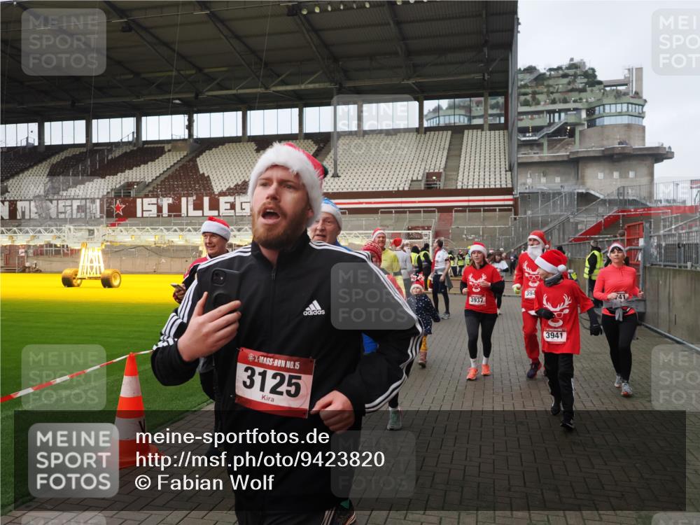 07.12.2025 - St. Pauli X-Mass-Run No. 15 Fabian Wolf http://msf.ph/oto/9423820 07.12.2025 12:03:20 Ziel 267, 2610, 2747, 2822, 2834, 2843, 3122, 3125, 3130, 3134, 3281, 3282, 3937, 3941, 3943, 4024, 4732, 4741, 4747, 4750, 4751, 5007 meine-sportfotos.de