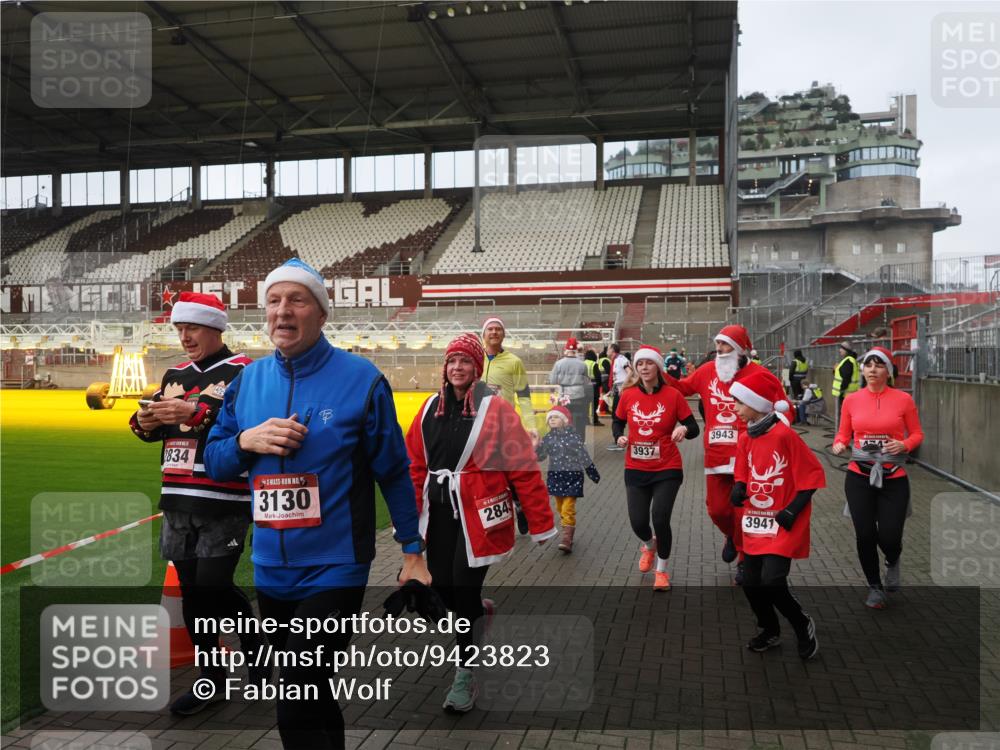 07.12.2025 - St. Pauli X-Mass-Run No. 15 Fabian Wolf http://msf.ph/oto/9423823 07.12.2025 12:03:20 Ziel 267, 2610, 2747, 2822, 2834, 2843, 3122, 3125, 3130, 3134, 3281, 3282, 3937, 3941, 3943, 4024, 4732, 4741, 4747, 4750, 4751, 5007 meine-sportfotos.de