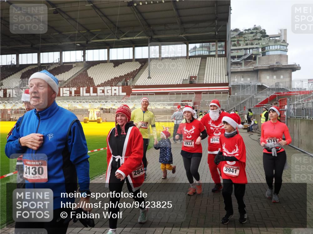 07.12.2025 - St. Pauli X-Mass-Run No. 15 Fabian Wolf http://msf.ph/oto/9423825 07.12.2025 12:03:21 Ziel 267, 2610, 2747, 2822, 2834, 2843, 3122, 3125, 3130, 3134, 3281, 3282, 3937, 3941, 3943, 4024, 4732, 4741, 4747, 4750, 4751, 5007 meine-sportfotos.de
