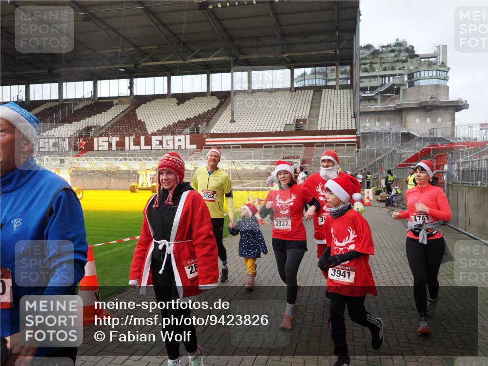 07.12.2025 - St. Pauli X-Mass-Run No. 15 Fabian Wolf http://msf.ph/oto/9423826 07.12.2025 12:03:21 Ziel 267, 2610, 2747, 2822, 2834, 2843, 3122, 3125, 3130, 3134, 3281, 3282, 3937, 3941, 3943, 4024, 4732, 4741, 4747, 4750, 4751, 5007 meine-sportfotos.de