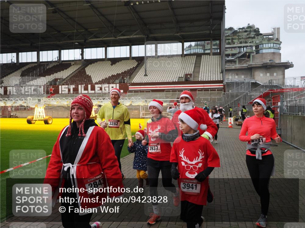 07.12.2025 - St. Pauli X-Mass-Run No. 15 Fabian Wolf http://msf.ph/oto/9423828 07.12.2025 12:03:21 Ziel 267, 2610, 2747, 2822, 2834, 2843, 3122, 3125, 3130, 3134, 3281, 3282, 3937, 3941, 3943, 4024, 4732, 4741, 4747, 4750, 4751, 5007 meine-sportfotos.de