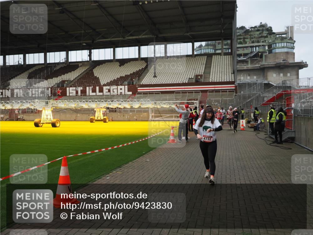 07.12.2025 - St. Pauli X-Mass-Run No. 15 Fabian Wolf http://msf.ph/oto/9423830 07.12.2025 12:03:25 Ziel 267, 2610, 2822, 2834, 2843, 3125, 3134, 3282, 3807, 3937, 3941, 3943, 4006, 4022, 4024, 4241, 4726, 4731, 4732, 4741, 4750, 5007 meine-sportfotos.de
