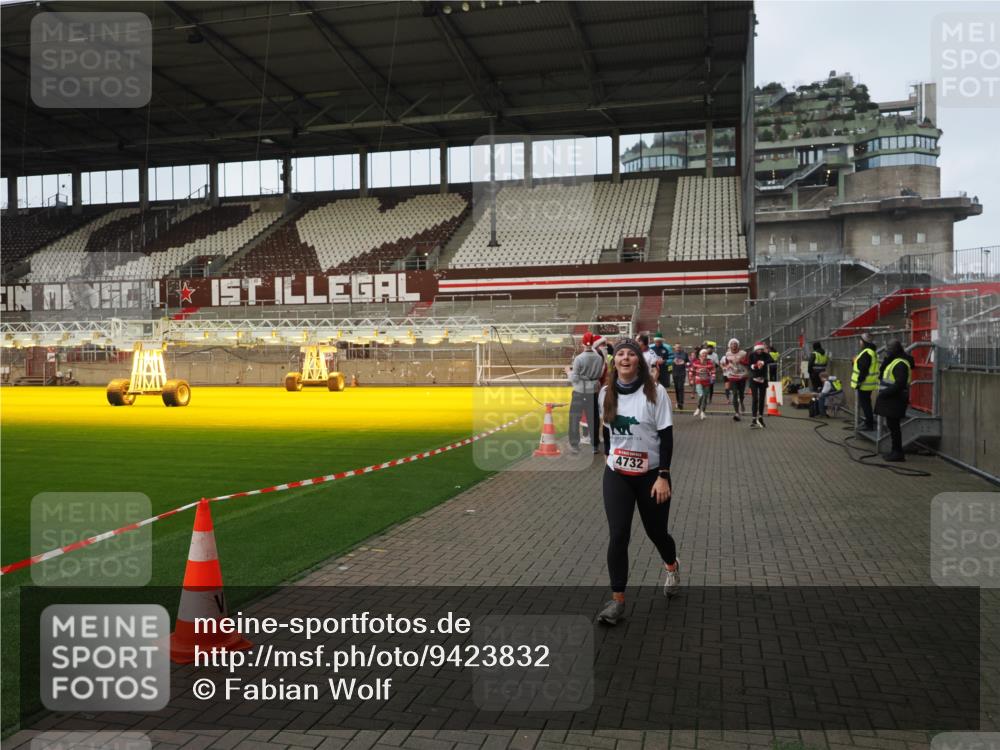 07.12.2025 - St. Pauli X-Mass-Run No. 15 Fabian Wolf http://msf.ph/oto/9423832 07.12.2025 12:03:25 Ziel 267, 2610, 2822, 2834, 2843, 3125, 3134, 3282, 3807, 3937, 3941, 3943, 4006, 4022, 4024, 4241, 4726, 4731, 4732, 4741, 4750, 5007 meine-sportfotos.de