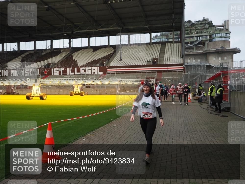 07.12.2025 - St. Pauli X-Mass-Run No. 15 Fabian Wolf http://msf.ph/oto/9423834 07.12.2025 12:03:26 Ziel 267, 2822, 2834, 2843, 3125, 3282, 3807, 3937, 3941, 3943, 4006, 4022, 4024, 4241, 4247, 4726, 4731, 4732, 4741, 4750, 5007 meine-sportfotos.de
