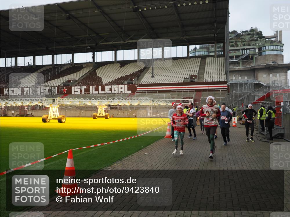 07.12.2025 - St. Pauli X-Mass-Run No. 15 Fabian Wolf http://msf.ph/oto/9423840 07.12.2025 12:03:30 Ziel 3282, 3807, 3937, 3941, 3943, 4006, 4022, 4224, 4241, 4247, 4726, 4731, 4732, 4741, 4746, 5007 meine-sportfotos.de