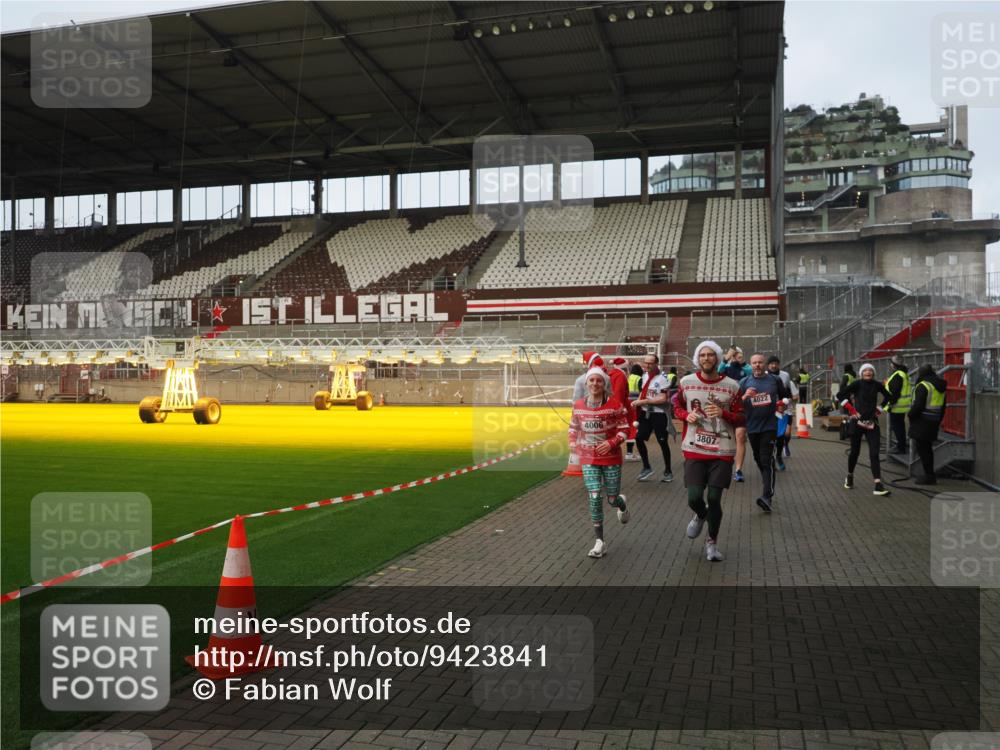 07.12.2025 - St. Pauli X-Mass-Run No. 15 Fabian Wolf http://msf.ph/oto/9423841 07.12.2025 12:03:30 Ziel 3282, 3807, 3937, 3941, 3943, 4006, 4022, 4224, 4241, 4247, 4726, 4731, 4732, 4741, 4746, 5007 meine-sportfotos.de