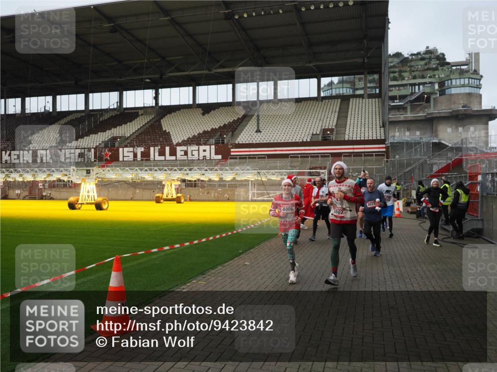 07.12.2025 - St. Pauli X-Mass-Run No. 15 Fabian Wolf http://msf.ph/oto/9423842 07.12.2025 12:03:30 Ziel 3282, 3807, 3937, 3941, 3943, 4006, 4022, 4224, 4241, 4247, 4726, 4731, 4732, 4741, 4746, 5007 meine-sportfotos.de