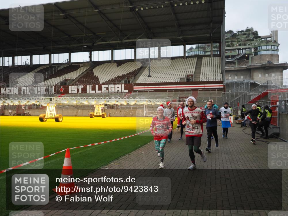07.12.2025 - St. Pauli X-Mass-Run No. 15 Fabian Wolf http://msf.ph/oto/9423843 07.12.2025 12:03:30 Ziel 3282, 3807, 3937, 3941, 3943, 4006, 4022, 4224, 4241, 4247, 4726, 4731, 4732, 4741, 4746, 5007 meine-sportfotos.de