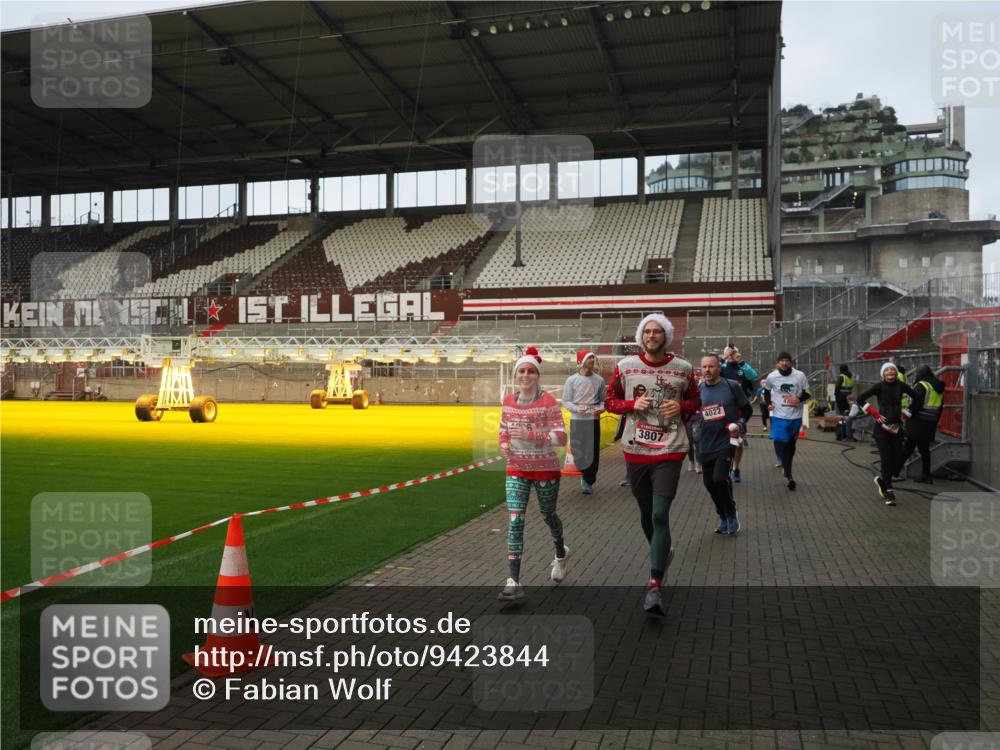 07.12.2025 - St. Pauli X-Mass-Run No. 15 Fabian Wolf http://msf.ph/oto/9423844 07.12.2025 12:03:30 Ziel 3282, 3807, 3937, 3941, 3943, 4006, 4022, 4224, 4241, 4247, 4726, 4731, 4732, 4741, 4746, 5007 meine-sportfotos.de