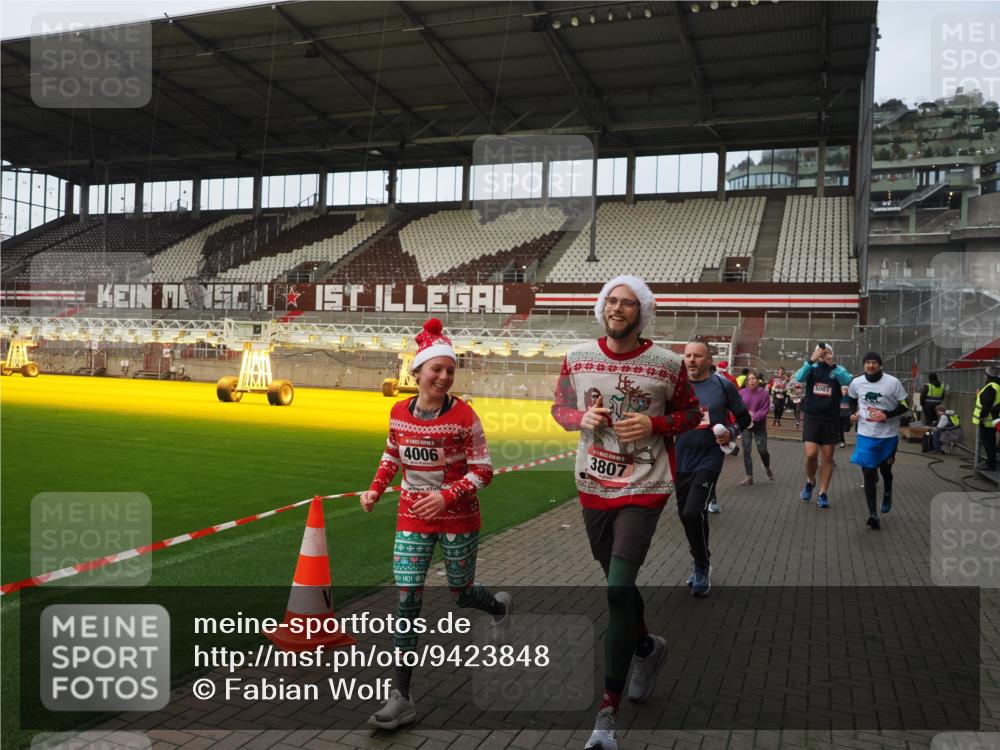 07.12.2025 - St. Pauli X-Mass-Run No. 15 Fabian Wolf http://msf.ph/oto/9423848 07.12.2025 12:03:31 Ziel 255, 258, 3282, 3807, 3937, 3941, 3943, 4006, 4022, 4221, 4224, 4241, 4247, 4726, 4731, 4732, 4741, 4746, 5007 meine-sportfotos.de