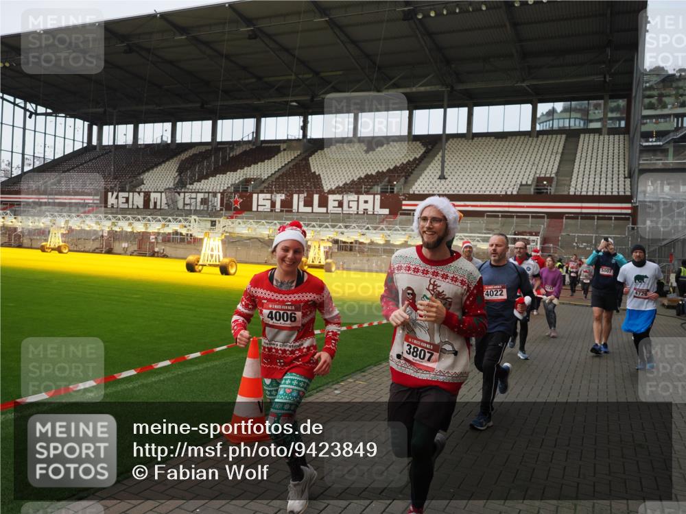 07.12.2025 - St. Pauli X-Mass-Run No. 15 Fabian Wolf http://msf.ph/oto/9423849 07.12.2025 12:03:31 Ziel 255, 258, 3282, 3807, 3937, 3941, 3943, 4006, 4022, 4221, 4224, 4241, 4247, 4726, 4731, 4732, 4741, 4746, 5007 meine-sportfotos.de