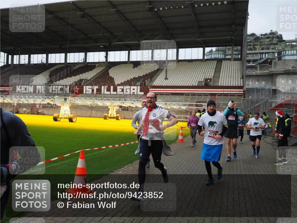 07.12.2025 - St. Pauli X-Mass-Run No. 15 Fabian Wolf http://msf.ph/oto/9423852 07.12.2025 12:03:33 Ziel 255, 258, 263, 3807, 4006, 4022, 4221, 4224, 4241, 4247, 4726, 4731, 4732, 4746, 5007 meine-sportfotos.de