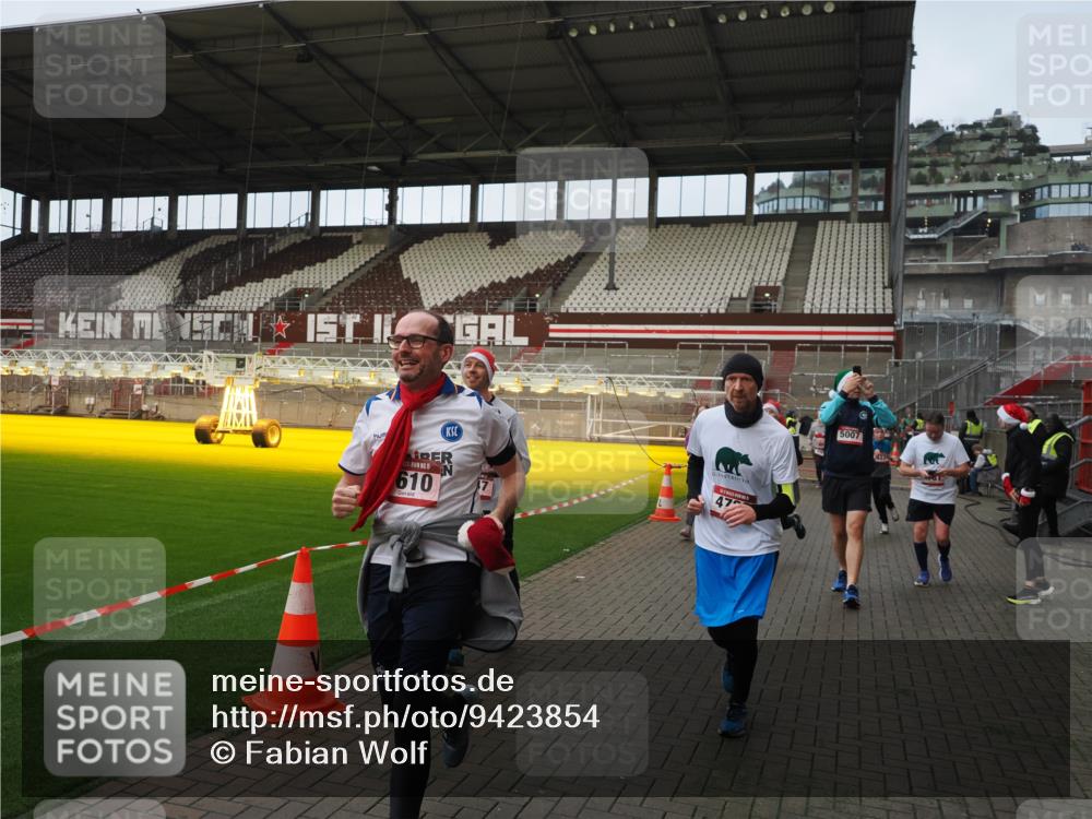 07.12.2025 - St. Pauli X-Mass-Run No. 15 Fabian Wolf http://msf.ph/oto/9423854 07.12.2025 12:03:33 Ziel 255, 258, 263, 3807, 4006, 4022, 4221, 4224, 4241, 4247, 4726, 4731, 4732, 4746, 5007 meine-sportfotos.de