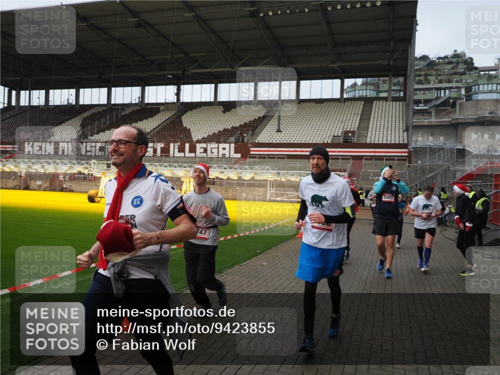 07.12.2025 - St. Pauli X-Mass-Run No. 15 Fabian Wolf http://msf.ph/oto/9423855 07.12.2025 12:03:34 Ziel 255, 258, 263, 3807, 4006, 4022, 4221, 4224, 4241, 4247, 4726, 4731, 4732, 4746, 5007 meine-sportfotos.de
