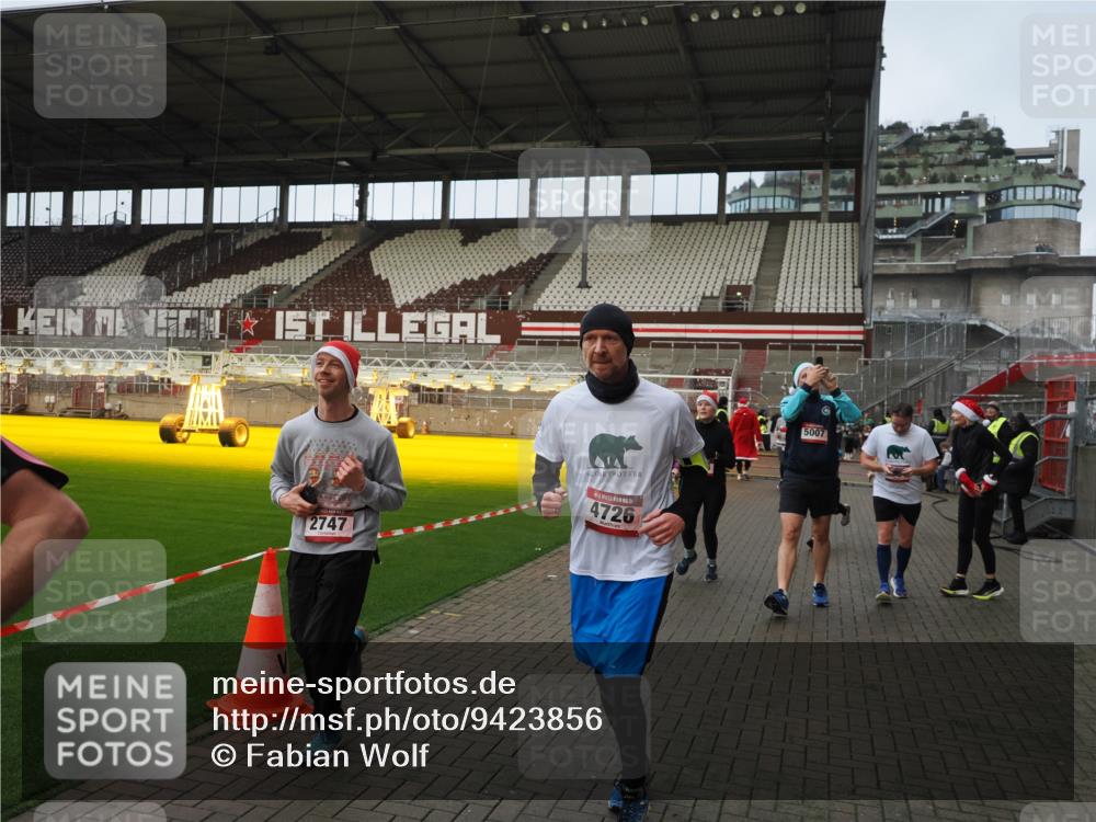 07.12.2025 - St. Pauli X-Mass-Run No. 15 Fabian Wolf http://msf.ph/oto/9423856 07.12.2025 12:03:34 Ziel 255, 258, 263, 3807, 4006, 4022, 4221, 4224, 4241, 4247, 4726, 4731, 4732, 4746, 5007 meine-sportfotos.de