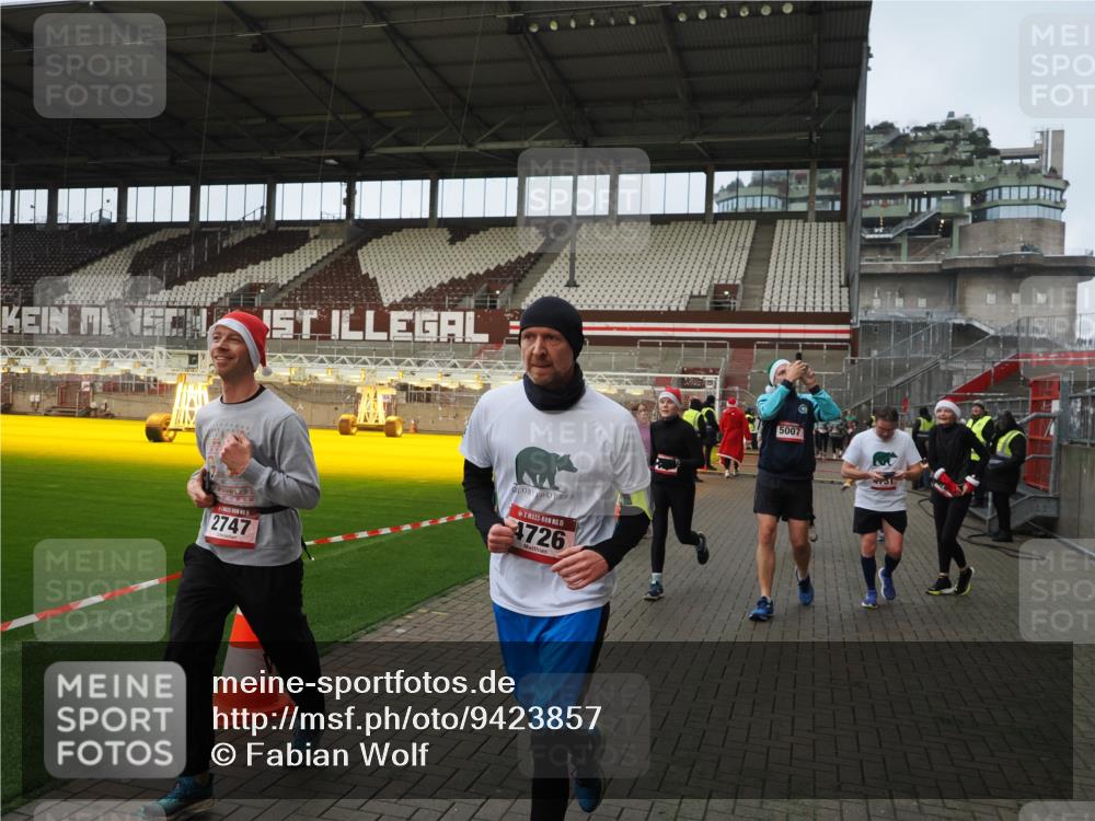 07.12.2025 - St. Pauli X-Mass-Run No. 15 Fabian Wolf http://msf.ph/oto/9423857 07.12.2025 12:03:34 Ziel 255, 258, 263, 3807, 4006, 4022, 4221, 4224, 4241, 4247, 4726, 4731, 4732, 4746, 5007 meine-sportfotos.de