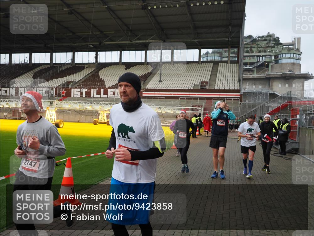 07.12.2025 - St. Pauli X-Mass-Run No. 15 Fabian Wolf http://msf.ph/oto/9423858 07.12.2025 12:03:34 Ziel 255, 258, 263, 3807, 4006, 4022, 4221, 4224, 4241, 4247, 4726, 4731, 4732, 4746, 5007 meine-sportfotos.de
