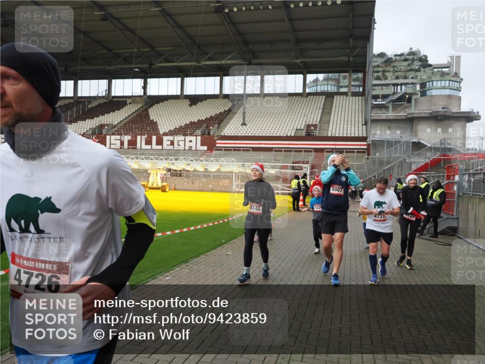 07.12.2025 - St. Pauli X-Mass-Run No. 15 Fabian Wolf http://msf.ph/oto/9423859 07.12.2025 12:03:35 Ziel 255, 258, 263, 723, 3807, 4006, 4022, 4221, 4224, 4241, 4247, 4726, 4731, 4732, 4746, 5007 meine-sportfotos.de