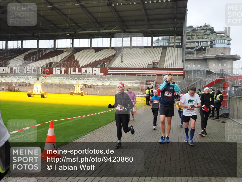 07.12.2025 - St. Pauli X-Mass-Run No. 15 Fabian Wolf http://msf.ph/oto/9423860 07.12.2025 12:03:35 Ziel 255, 258, 263, 723, 3807, 4006, 4022, 4221, 4224, 4241, 4247, 4726, 4731, 4732, 4746, 5007 meine-sportfotos.de