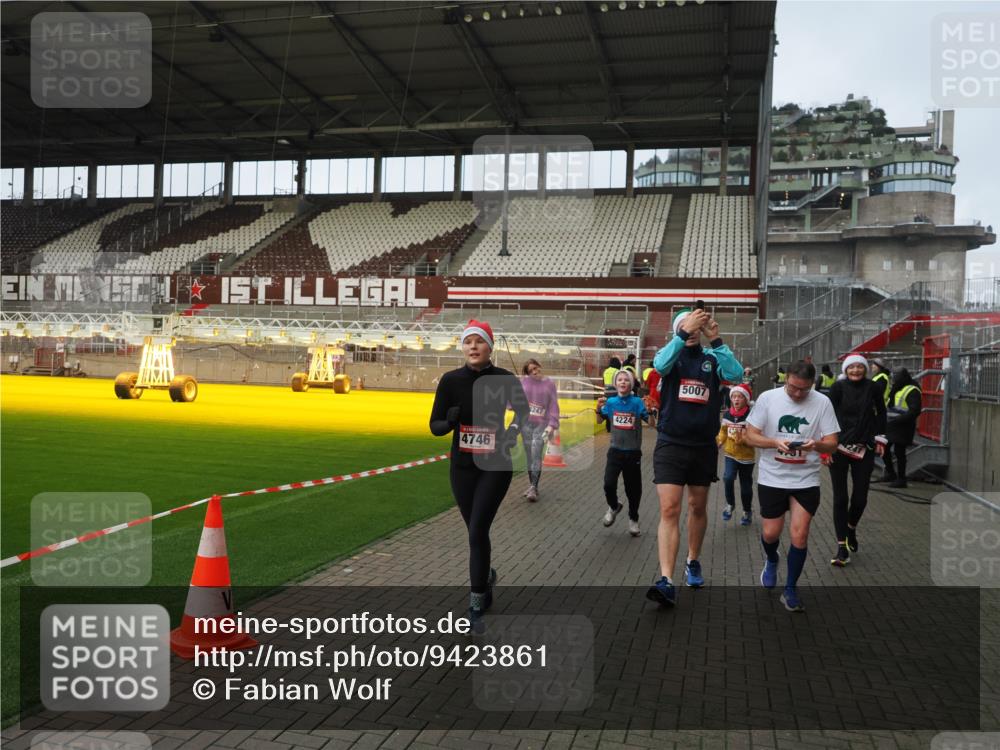 07.12.2025 - St. Pauli X-Mass-Run No. 15 Fabian Wolf http://msf.ph/oto/9423861 07.12.2025 12:03:35 Ziel 255, 258, 263, 723, 3807, 4006, 4022, 4221, 4224, 4241, 4247, 4726, 4731, 4732, 4746, 5007 meine-sportfotos.de